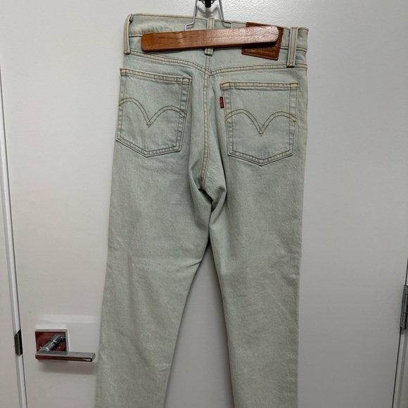 Levi’s light wash wedgie jeans!! - Picture 6 of 7
